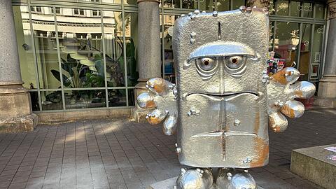 Unbekannte haben die Skulptur der Kika-Figur Bernd das Brot neben dem Erfurter Rathaus mit silberner Farbe bespr&uuml;ht.