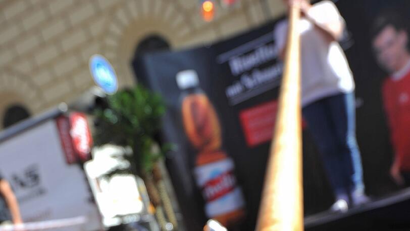 Hier zählt die Lautstärke: Beim Alphorn-Lautblaswettbewerb soll der Sieger einen neuen Weltrekord aufstellen. Hier zählt die Lautstärke: Beim Alphorn-Lautblaswettbewerb soll der Sieger einen neuen Weltrekord aufstellen.