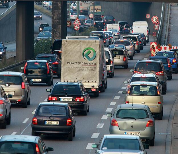 Ein Sattelzug ist bei Würzburg auf der A3 in ein Stauende gefahren. Er schob sieben Autos ineinander. 19 Menschen wurden verletzt, drei von ihnen schwer.