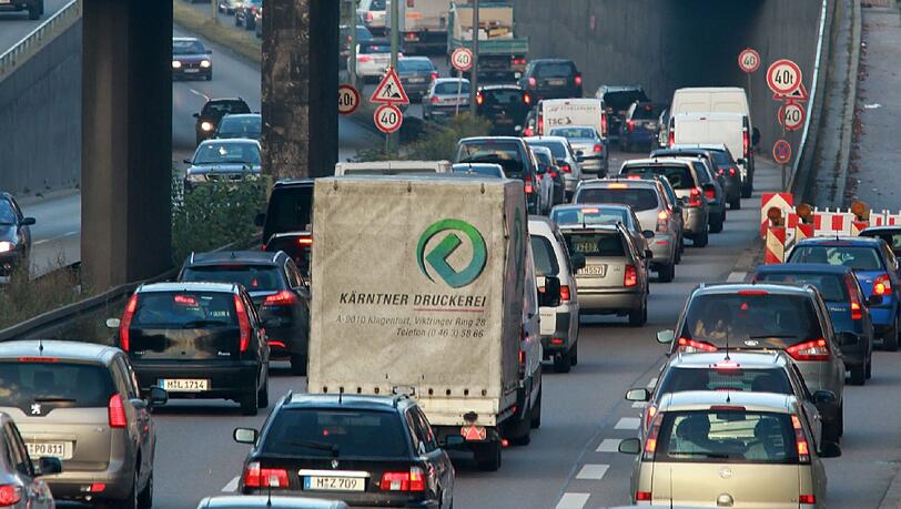 Ein Sattelzug ist bei Würzburg auf der A3 in ein Stauende gefahren. Er schob sieben Autos ineinander. 19 Menschen wurden verletzt, drei von ihnen schwer. Ein Sattelzug ist bei Würzburg auf der A3 in ein Stauende gefahren. Er schob sieben Autos ineinander. 19 Menschen wurden verletzt, drei von ihnen schwer.