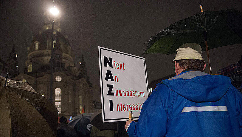 Ein Anhänger der Pegida-Bewegung am 22.02.2016 während einer Kundgebung auf dem Neumarkt vor der Frauenkirche in Dresden. Ein Anhänger der Pegida-Bewegung am 22.02.2016 während einer Kundgebung auf dem Neumarkt vor der Frauenkirche in Dresden.