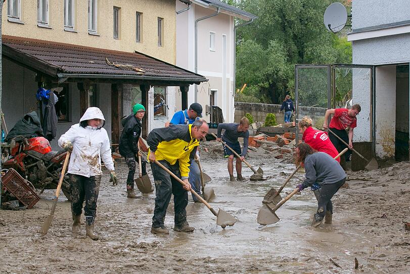 Aufräumen nach dem Hochwasser: Nasser Müll, Schlamm und Wasser soweit das Auge reicht. Die Bilder aus Simbach am Inn, Triftern und weiteren Gemeinden.