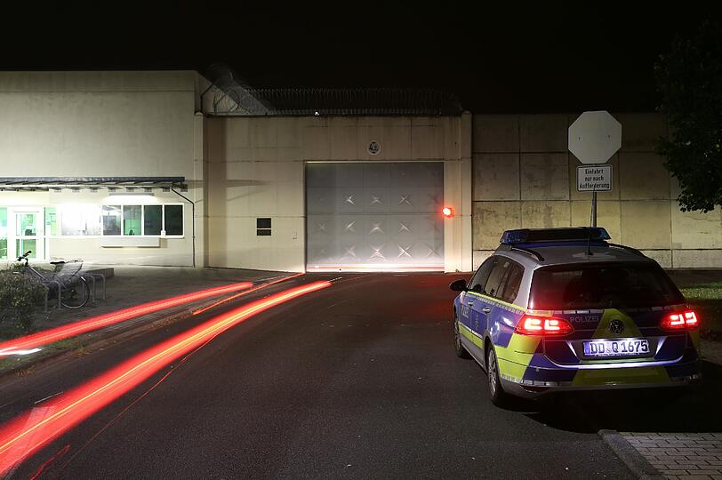 Dschaber al-Bakr beging Selbstmord: In der Nacht auf Donnerstag fuhr in der JVA Leipzig ein Leichenwagen vor - Die Bilder.
