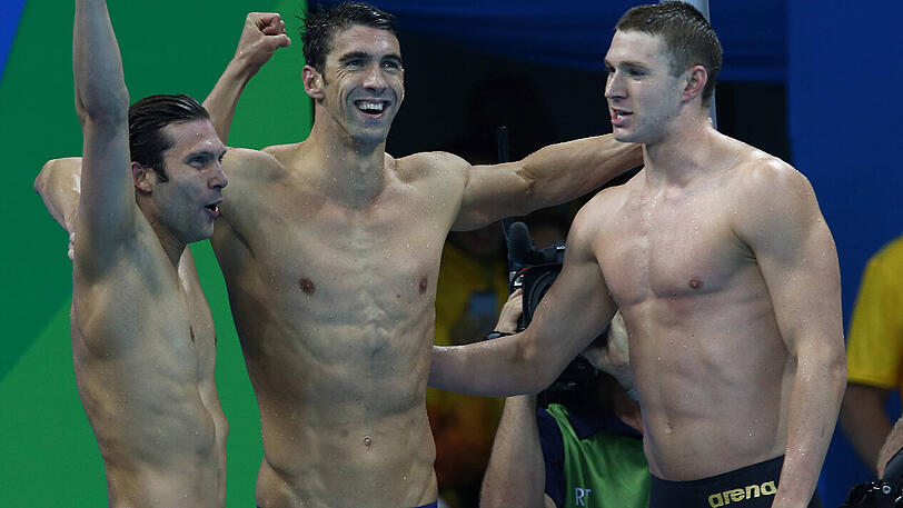 Sixpack im Dreierpack: Ob sie wollen oder nicht - Schwimmstars sind gezwungen, ihre Bauchmuskeln zu zeigen. Die US-Sportler Cody Miller, Michael Phelps und Ryan Murphy haben sich dafür ganz schön ins Zeug gelegt.