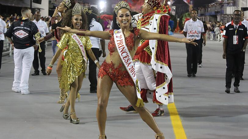 Sao Paulo: Tänzerinnen und Tänzer der Sambaschule Colorado do Bras nehmen an der Karnevals-Parade in Sao Paulo teil.