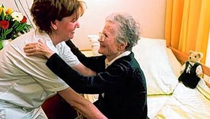 Patienten beim Aufstehen helfen, sie wenden und stützen: Das tägliche Brot von Pflegenden. Patienten beim Aufstehen helfen, sie wenden und stützen: Das tägliche Brot von Pflegenden.