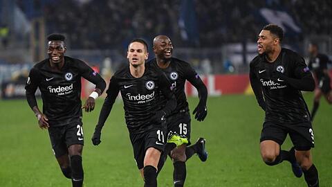 Torschütze Mijat Gacinovic (vorne) feiert seinen Treffer zum 1:1.