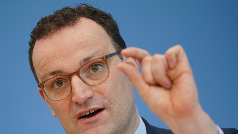 "Wer vollständig geimpft wurde, kann in Zukunft wie jemand behandelt werden, der negativ getestet wurde", sagt CDU-Gesundheitsminister Jens Spahn. "Wer vollständig geimpft wurde, kann in Zukunft wie jemand behandelt werden, der negativ getestet wurde", sagt CDU-Gesundheitsminister Jens Spahn.