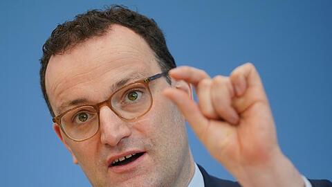 "Wer vollständig geimpft wurde, kann in Zukunft wie jemand behandelt werden, der negativ getestet wurde", sagt CDU-Gesundheitsminister Jens Spahn.