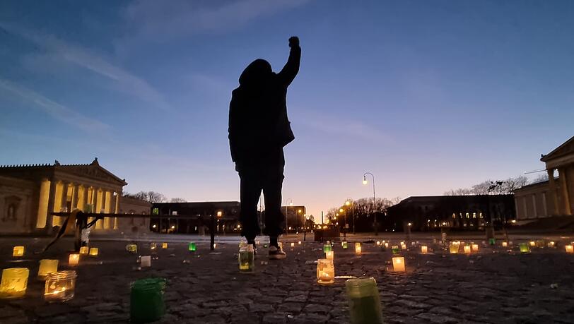 Vor 17 Jahren, am 7. Januar 2005, war Oury Jalloh aus Sierra Leone in einer Gewahrsamszelle des Polizeireviers in Dessau ums Leben gekommen. Vor 17 Jahren, am 7. Januar 2005, war Oury Jalloh aus Sierra Leone in einer Gewahrsamszelle des Polizeireviers in Dessau ums Leben gekommen.