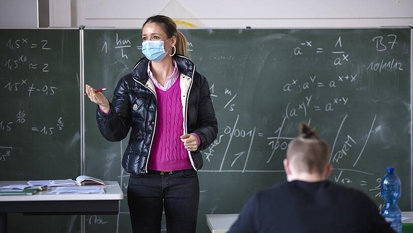 Mit Maske und Winterjacke im Unterricht: ein typisches Bild für das Lehren in Corona-Zeiten. Viele Zusatzkräfte wurden dafür eingestellt.