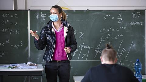 Mit Maske und Winterjacke im Unterricht: ein typisches Bild für das Lehren in Corona-Zeiten. Viele Zusatzkräfte wurden dafür eingestellt.