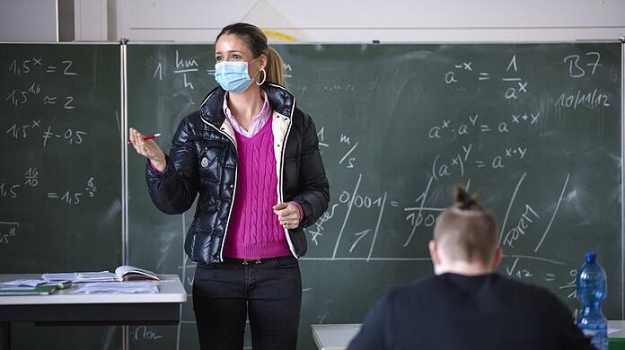 Mit Maske und Winterjacke im Unterricht: ein typisches Bild für das Lehren in Corona-Zeiten. Viele Zusatzkräfte wurden dafür eingestellt.