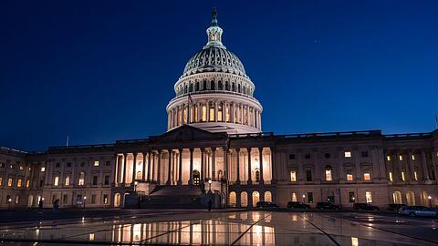 Hintern den Mauern des US-Kapitols hat der Senat einen Gesetzentwurf gebilligt, mit dem die staatliche Schuldenobergrenze vorerst ausgesetzt wird.