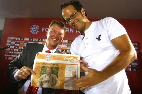 Herzlich willkommen! Louis van Gaal freut sich über die erste Sportseite der AZ vom Dienstag, die ihm AZ-Reporter Patrick Strasser zeigt: ganz in oranje gehalten, mit van Gaal in Tracht.