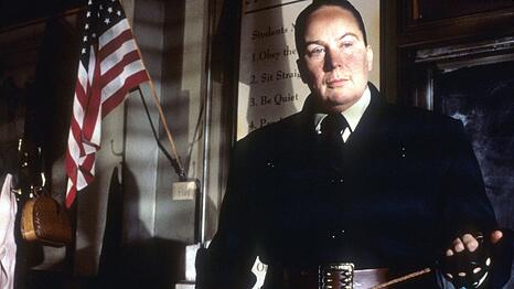 Mit dem Kn&uuml;ppel in der Hand und einem eisernen Blick: Fr&auml;ulein Kn&uuml;ppelkuh (Pam Ferris) war in den 90ern der Inbegriff des Kinderschrecks.