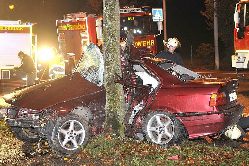 Der BMW ist zerschmettert. Einen Tag nach dem 18-jährigen Mann, der den Wagen gefahren hat, stirbt auch der gleichaltrige Beifahrer.