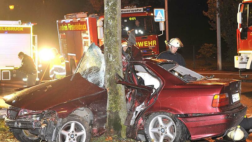 Der BMW ist zerschmettert. Einen Tag nach dem 18-jährigen Mann, der den Wagen gefahren hat, stirbt auch der gleichaltrige Beifahrer. Der BMW ist zerschmettert. Einen Tag nach dem 18-jährigen Mann, der den Wagen gefahren hat, stirbt auch der gleichaltrige Beifahrer.