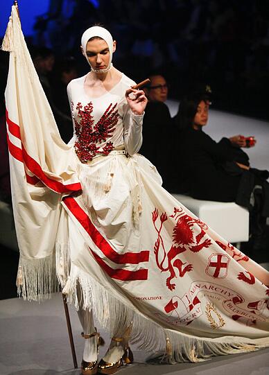 Geeignet für Burgfräulein und Kriegsherrinnen ist diese Kreation von Andy Ho, die auf der Fashion Week in Hongkong gezeigt wird.