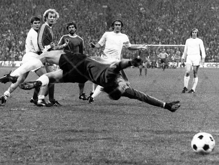 KÖNIGLICHE LEKTION: 14.4. 1976 Bayern - Real 2:0; Halbfinale Meister-Cup: Im Hinspiel (1:1) schlug ein Real-Fan Gerd Müller nieder, im Rückspiel (2:0) rächte sich der Bomber sportlich und schoss seine Bayern alleine ins Finale &ndash; ein Riesenspiel! Real Madrid (mit Paul Breitner und Günter Netzer) verlor die Nerven, Rot für Amancio. Die Presse titelte: &bdquo;Eine Lektion für Real!&ldquo;