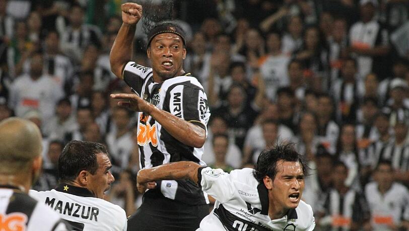 Ronaldinho: Mit dem Triumph bei der Copa Libertadores erinnert der Ballzauberer
an alte Zeiten – und darf jetzt auf ein Duell mit Bayern hoffen. Ronaldinho: Mit dem Triumph bei der Copa Libertadores erinnert der Ballzauberer
an alte Zeiten – und darf jetzt auf ein Duell mit Bayern hoffen.