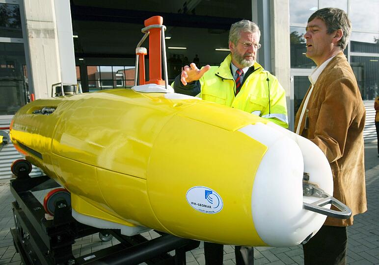 Klein, aber hilfreich: Ein Ozeanologe aus Kiel zeigt das Mini-U-Boot "Abyss".