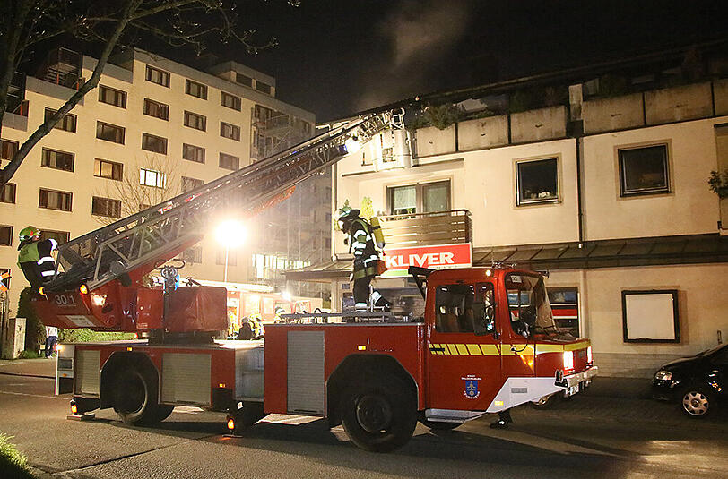 Bilder vom Brand aus Waldkraiburg. In der Küche einer Dachgeschosswohnung hat die Spülmaschine Feuer gefangen.