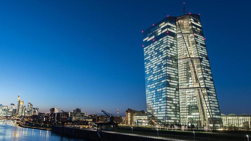 Das Gebäude der Europäischen Zentralbank in Frankfurt am Main. Die Geldschleusen bleiben weiterhin offen. Das Gebäude der Europäischen Zentralbank in Frankfurt am Main. Die Geldschleusen bleiben weiterhin offen.