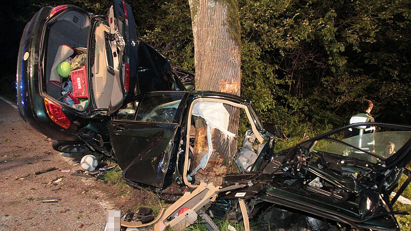 Aus dem Wrack des BMW konnte die 39-Jährige nur noch tot geborgen werden. Das Auto war frontal gegen den Baum geprallt.