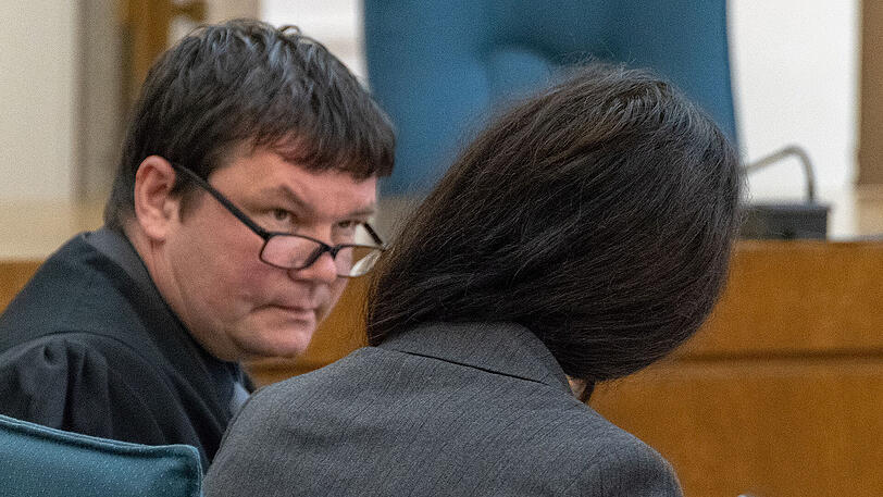 Die Angeklagte sitzt im Gerichtssaal des Landgerichts neben ihrem Verteidiger Sebastian Kahlert.