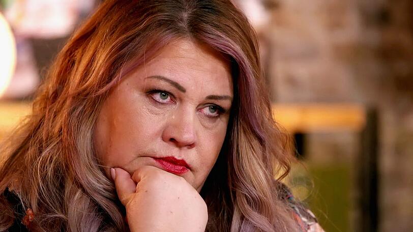 Emotional mitfühlend: Ilka Bessin weint.