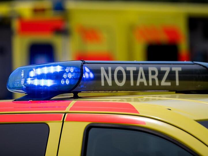 Ein Notarztwagen mit Blaulicht. Foto: Monika Skolimowska/Archiv