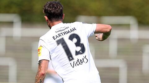 Offiziell gab er ein "fiktives Geständnis" ab, im Internet beschuldigte er Magdeburgs Spieler schwer: Ex-Löwe Dennis Erdmann.