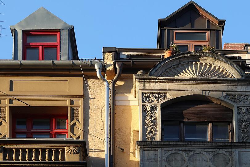 Balkons und Loggien in der Thierschstraße in der Abendsonne.