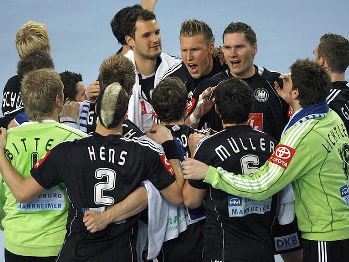 Dei deutschen Handballer feiern nach einer klaren Leistungssteigerung den Sieg.