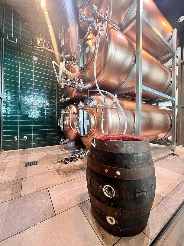 Cool: Sechs 1000-Liter-Messingtanks lagern hier. Cool: Sechs 1000-Liter-Messingtanks lagern hier.