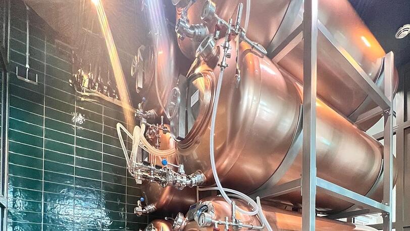 Cool: Sechs 1000-Liter-Messingtanks lagern hier. Cool: Sechs 1000-Liter-Messingtanks lagern hier.