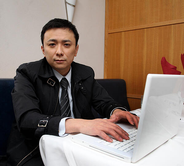 &bdquo;Shoya&ldquo;&ndash;Chef Kenji Oya chattet
im Netz mit Freunden in Japan.