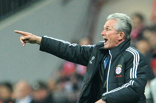 JUPP HEYNCKES: Der Bayern-Trainer gestikuliert im Spiel gegen Real Madrid am Spielfeldrand.
