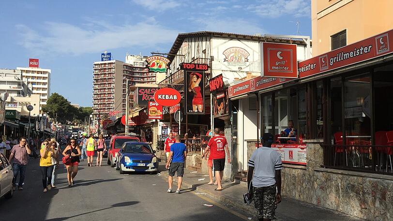 Spanien, Palma de Mallorca: Blick auf Carrer Pare Bartomeu Salva, die berühmte sogenannte "Schinkenstraße" mit den Hotels Pabisa Bali (r) und Riu Playa Park. Ein Tourist aus Deutschland ist im Pabisa Bali bei einem Sturz vom Balkon seines Hotelzimmers ums Leben gekommen.