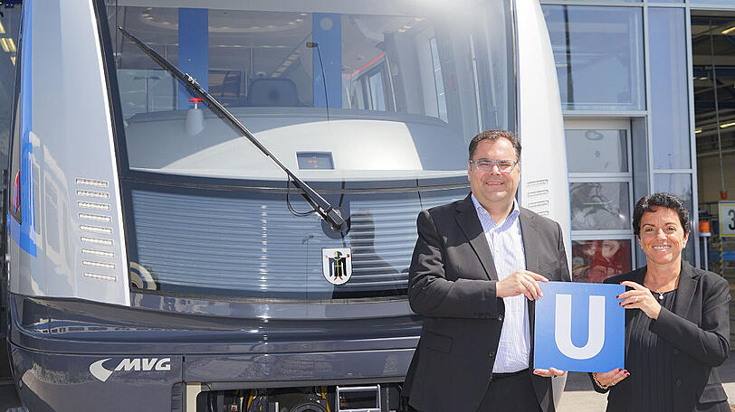 Hurra, der Zug ist da: Übergabe von Siemens an die MVG mit MVG-Chef Ingo Wortmann (links).