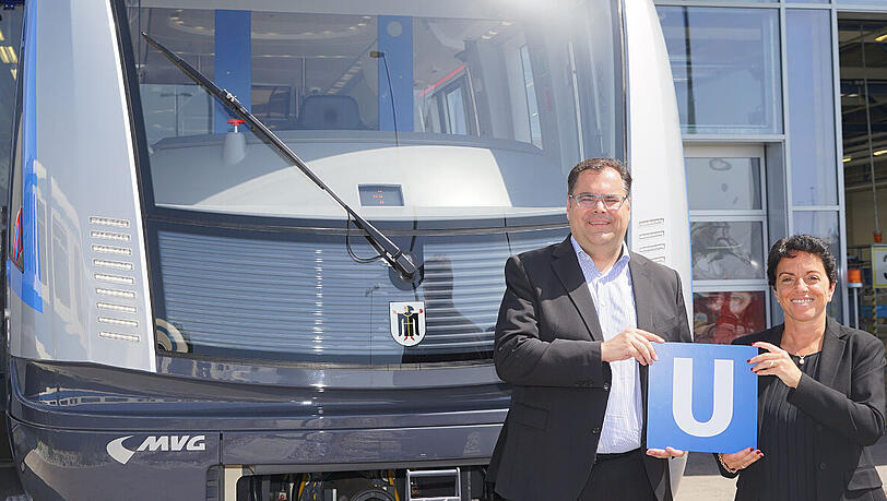 Hurra, der Zug ist da: Übergabe von Siemens an die MVG mit MVG-Chef Ingo Wortmann (links). Hurra, der Zug ist da: Übergabe von Siemens an die MVG mit MVG-Chef Ingo Wortmann (links).