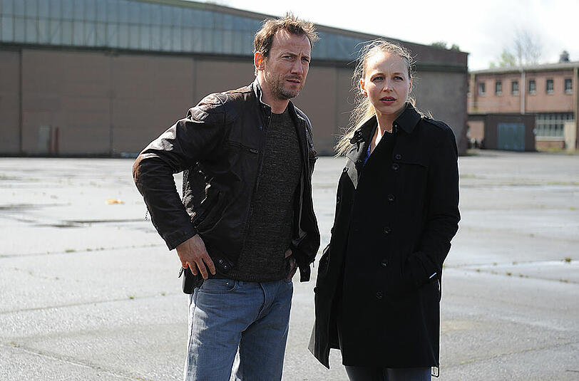 Petra Schmidt-Schaller als Kommissarin Katharina Lorenz und Wotan Wilke Möhring als Kommissar Thorsten Falke bei den Dreharbeiten zum "Tatort - Feigheit der Löwen".