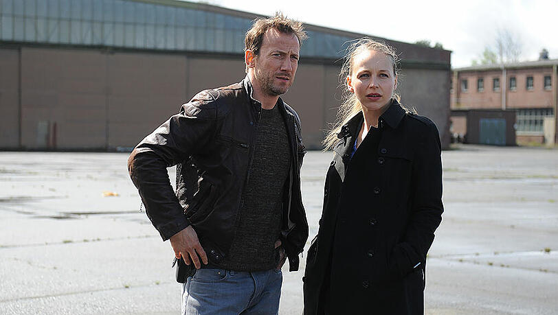 Petra Schmidt-Schaller als Kommissarin Katharina Lorenz und Wotan Wilke Möhring als Kommissar Thorsten Falke bei den Dreharbeiten zum "Tatort - Feigheit der Löwen". Petra Schmidt-Schaller als Kommissarin Katharina Lorenz und Wotan Wilke Möhring als Kommissar Thorsten Falke bei den Dreharbeiten zum "Tatort - Feigheit der Löwen".