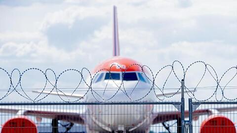 Ein geparktes Flugzeug mit abgehängten Triebwerken steht nahe der Baustelle des Vorfelds E2 auf dem Hauptstadtflughafen Berlin Brandenburg "Willy Brandt" (BER).
