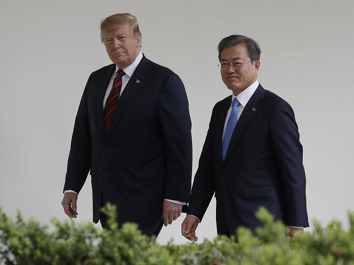 US-Präsident Donald Trump empfängt seinen südkoreanischen Amtskollegen Moon Jae In (r) im Weißen Haus.
