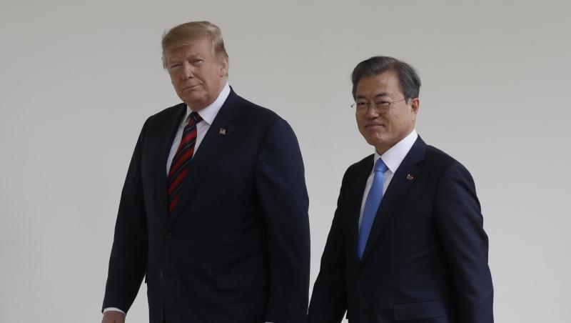 US-Präsident Donald Trump empfängt seinen südkoreanischen Amtskollegen Moon Jae In (r) im Weißen Haus. US-Präsident Donald Trump empfängt seinen südkoreanischen Amtskollegen Moon Jae In (r) im Weißen Haus.