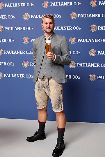 Steht ihm gut: Neuzugang Matthijs de Ligt in Lederhose.