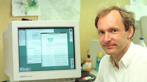 "Internet-Erfinder" Tim Berners-Lee 1994 vor einem Computer.