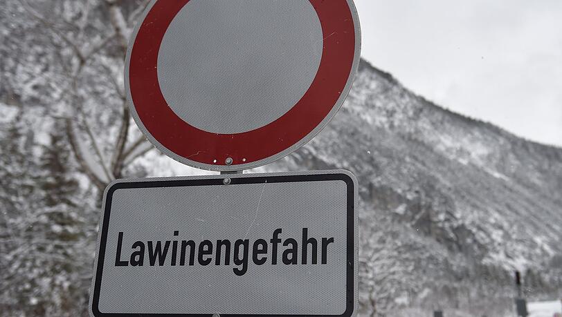 In den Alpen steigt mit Neuschnee die Lawinengefahr. (Archivbild)